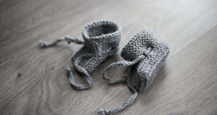 Deze zelfgebreide slofjes wil je voor je baby
